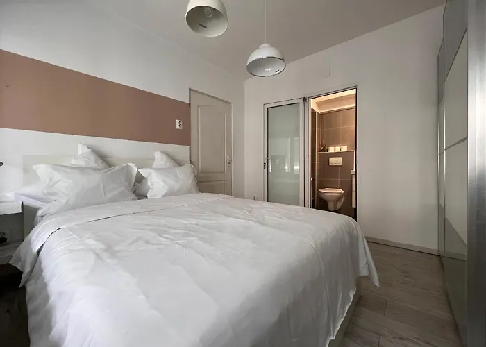 Pearl Center - 2bdr *