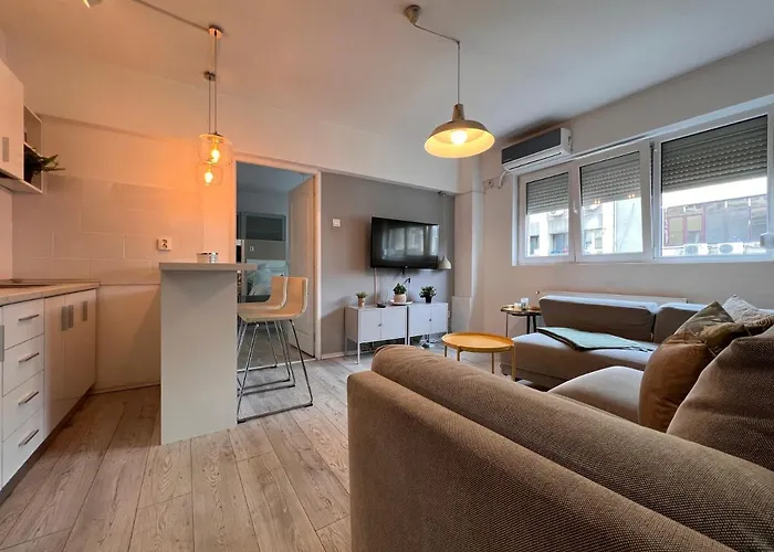 Pearl Center - 2bdr *